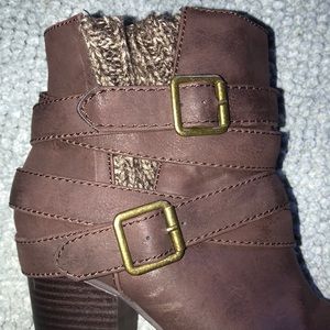 Brown faux leather ankle booties 🤎
